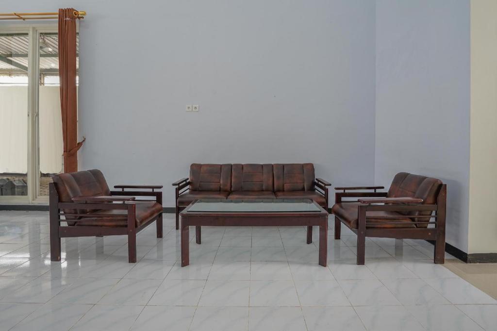 Oyo 477 Raka Residence Syariah Purwoharjo Banyuwangi Banyuwangi  Exteriör bild